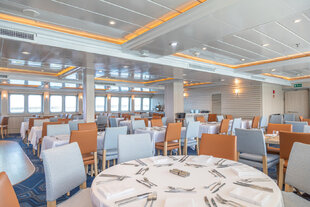 Beagle Restaurant, Santa Cruz II, HX Expeditions