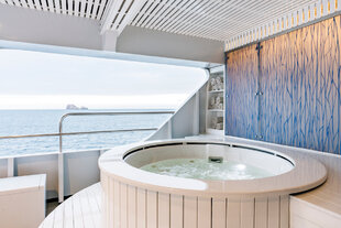 Hot-Tub-Santa-Cruz-II-clara-Tuma-HX-Galapagos.JPG