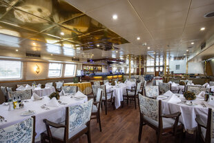 The dining room on M/Y Pegasos