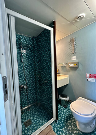 The bathroom of a category P cabin on M/Y Pegasos