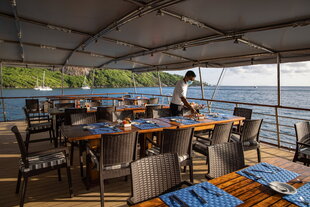 The outdoor dining area on M/Y Pegasos